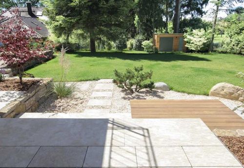 Gartengestaltung mit Terrasse Trockenmauer Muschelkalk Kiesfläche Kiefer Holzdeck Trittplatten