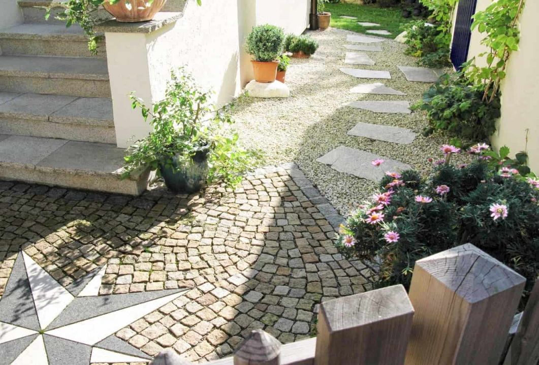 kleiner Garten Granit Windrose Trittplatten